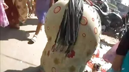 आदमी पूल में दो सुनहरे बालों और कमर पर एक चुंबन इंग्लिश इंग्लिश सेक्स मूवी के साथ
