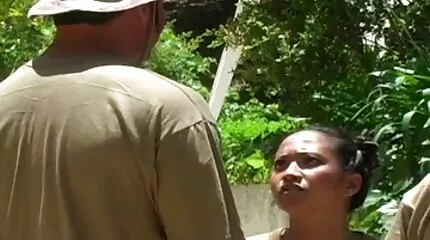 लड़का लड़की के भगशेफ की मालिश कर रहा इंग्लिश मूवी सेक्सी वीडियो है, अपना लंड उसकी चूत में डाल रहा है ।