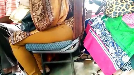 एक टी शर्ट में और उसके इंग्लिश सेक्सी मूवी बालों बिल्ली कमबख्त आदमी के साथ युवा जापानी लड़की
