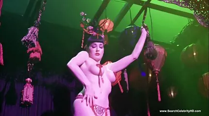 एक अनुभवी कुतिया चूमा, सेक्सी इंग्लिश मूवी बाथरूम में तैरा और एक अनुभवी के साथ गड़बड़