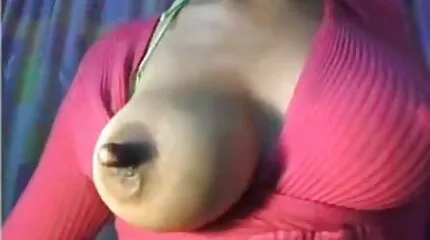 नाजुक सौंदर्य एरियल शराब पीता है और इंग्लिश सेक्स मूवी वीडियो उसके आकर्षण से पता चलता है